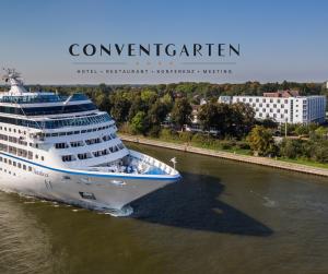 レンズブルクにあるConventGarten Hotel & Restaurant - am Nord-Ostsee-Kanalの川の水中巡航船