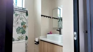 une salle de bain avec un lavabo, des toilettes et un miroir dans l'établissement Uzuri studio apartment, à Nairobi