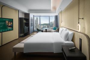 MaxX by Steigenberger Harbour-view Qingdao客房内的一张或多张床位