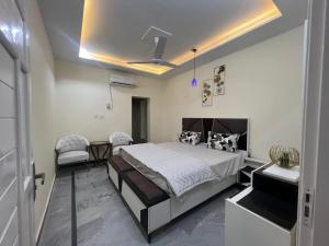 Voodi või voodid majutusasutuse Luxurious 5 Bedroom Mansion Upper Portion Near Gerry Visa Park Road Islamabad toas