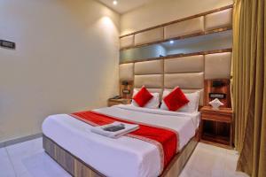 Postel nebo postele na pokoji v ubytování Meriton Buisness Hotel Mumbai International airport T-2
