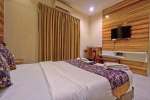 Postel nebo postele na pokoji v ubytování Meriton Buisness Hotel Mumbai International airport T-2