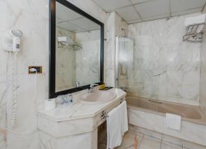 Koupelna v ubytování Hotel Condestable Iranzo