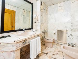 Koupelna v ubytování Hotel Condestable Iranzo