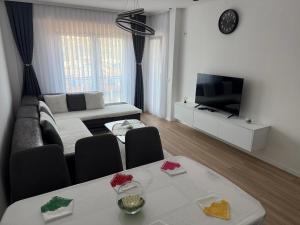 TV a/nebo společenská místnost v ubytování Erina Luxury Apartments - Free Parking