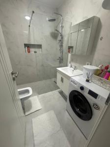 Koupelna v ubytování Erina Luxury Apartments - Free Parking + 15 fotografií