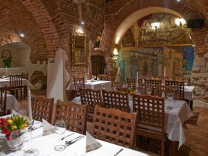 ein Restaurant mit Tischen und Stühlen in einem Gebäude in der Unterkunft Hotel Mikołaj in Krakau