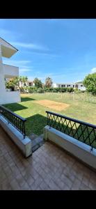 Un par de bancos sentados al lado de un parque. en The house by the sea, en Skála Foúrkas