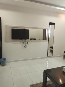 TV/trung tâm giải trí tại قمة الفخامة 2 للشقق المخدومة