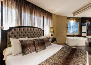 Postel nebo postele na pokoji v ubytování Hotel Condestable Iranzo