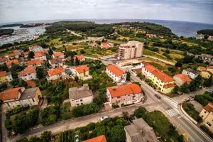 una vista aerea di una città con edifici e l'oceano di Apartments Sablic a Pola (Pula)