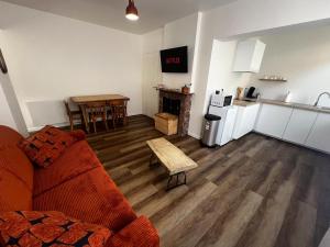 a living room with a couch and a kitchen at Les Anges 1 - Hyper Centre in Cambrai