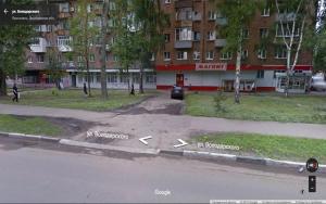 a street with arrows pointing towards a building at Apart-Comfort Vatican in Yaroslavl