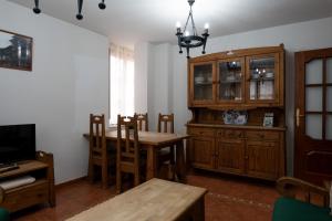 Televízia a/alebo spoločenská miestnosť v ubytovaní Panther Home Apartamentos Anita
