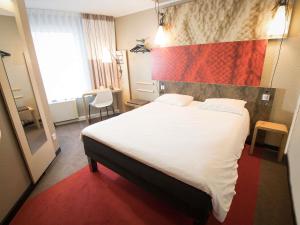 Cama ou camas em um quarto em ibis Köln Centrum mais 18 fotos