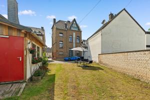 an alley between two buildings with a blue car at Maisonette-Wohnung in der Alten Post in Mechernich