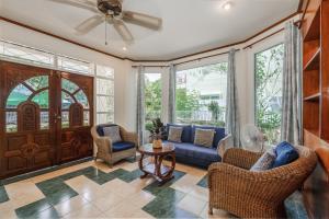 Χώρος καθιστικού στο Tranquility Haven Villa, Kata Beach