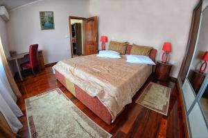 una camera da letto con un letto con due cuscini sopra di Apartments Sablic a Pola (Pula)