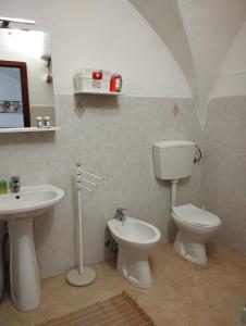 a bathroom with a toilet and a sink at Agriturismo Podere Montenero in Alberese
