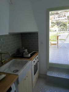Kuchyň nebo kuchyňský kout v ubytování Sifnos waterfront house