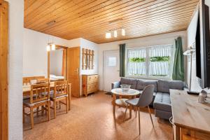 una sala de estar con un sofá y una mesa en Bungalow 131, en Zadelsdorf