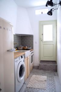 Kuchyň nebo kuchyňský kout v ubytování Sifnos waterfront house