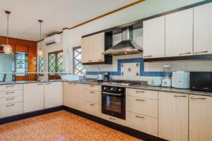 Η κουζίνα ή μικρή κουζίνα στο Tranquility Haven Villa, Kata Beach