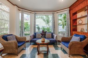 Χώρος καθιστικού στο Tranquility Haven Villa, Kata Beach