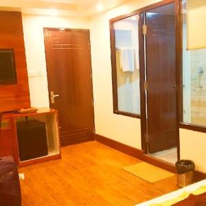 TV a/nebo společenská místnost v ubytování The Yakha Retreat