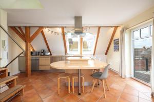 a kitchen and dining room with a table and chairs at Fördeloge in Laboe