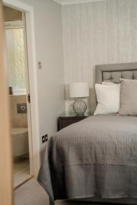 En eller flere senge i et værelse på 28 Guthrie Court - Luxury Apartment