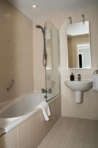 Et badeværelse på 28 Guthrie Court - Luxury Apartment