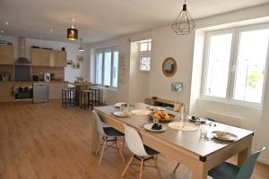 Un comedor y una cocina con mesa y sillas. en L'Auberge Du Roch, en Saint-Pierre-Quiberon
