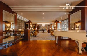 布拉格Grand Hotel Prague Towers - Czech Leading Hotels的中间有一架白色钢琴的图书馆