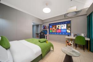 una camera con un grande letto e un grande schermo di Guangzhou Yashe Smart Apartment a Canton