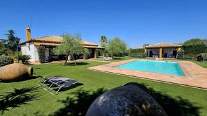 a house with a swimming pool in a yard at Casa rural Azahares de Marchena in Marchena