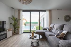 Casa Blanca - Villa con piscina في شيفا: غرفة معيشة بها أريكة وطاولة