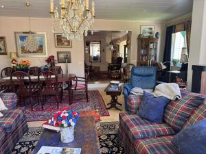 a living room with couches and a dining room at Fridfull idyll intill sjö in Uppsala