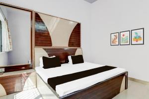 Postel nebo postele na pokoji v ubytování Hotel O Lord Krishna