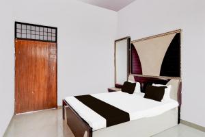 Postel nebo postele na pokoji v ubytování Hotel O Lord Krishna