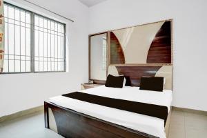 Postel nebo postele na pokoji v ubytování Hotel O Lord Krishna