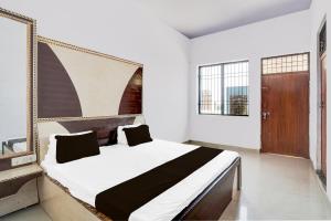 Postel nebo postele na pokoji v ubytování Hotel O Lord Krishna