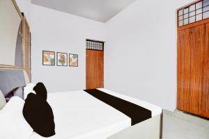 Postel nebo postele na pokoji v ubytování Hotel O Lord Krishna