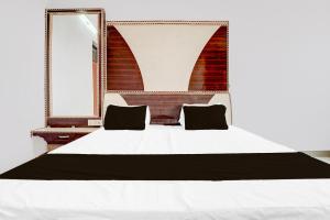 Postel nebo postele na pokoji v ubytování Hotel O Lord Krishna