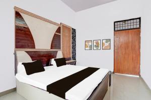 Postel nebo postele na pokoji v ubytování Hotel O Lord Krishna