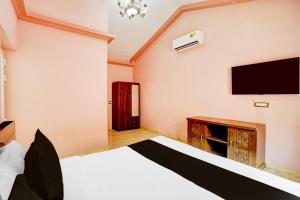 TV a/nebo společenská místnost v ubytování Hotel O Amodam Resort + 26 fotografií
