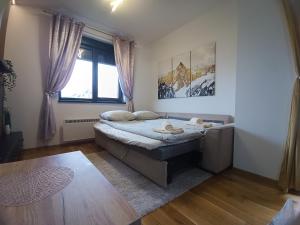a small bedroom with a bed and a window at Apartman Lux Relax nalazi se u Titovoj vili in Palisad