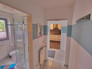 Ένα μπάνιο στο Ferienwohnung Eggeblick +27 φωτογραφίες
