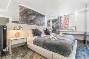 a bedroom with a large white bed and a desk at Luxury City Apartment, Walk to O2 Academy & Bullring, Sleeps 4 in Birmingham