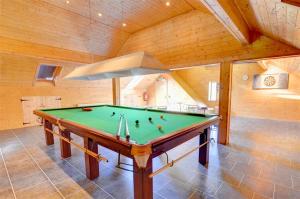 une table de billard dans une pièce avec un plafond dans l'établissement Wagtail Cottage, à Tosside
